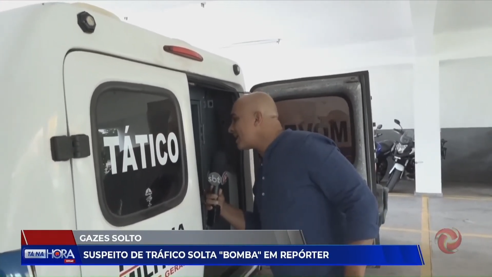 repórter da tv alterosa se assusta com peido de preso.png